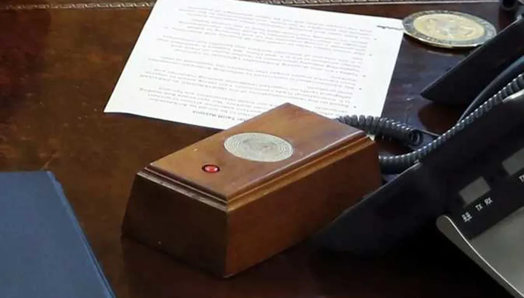 يوتّر الجميع...  عودة "الزر الأحمر الشهير" للمكتب البيضاوي