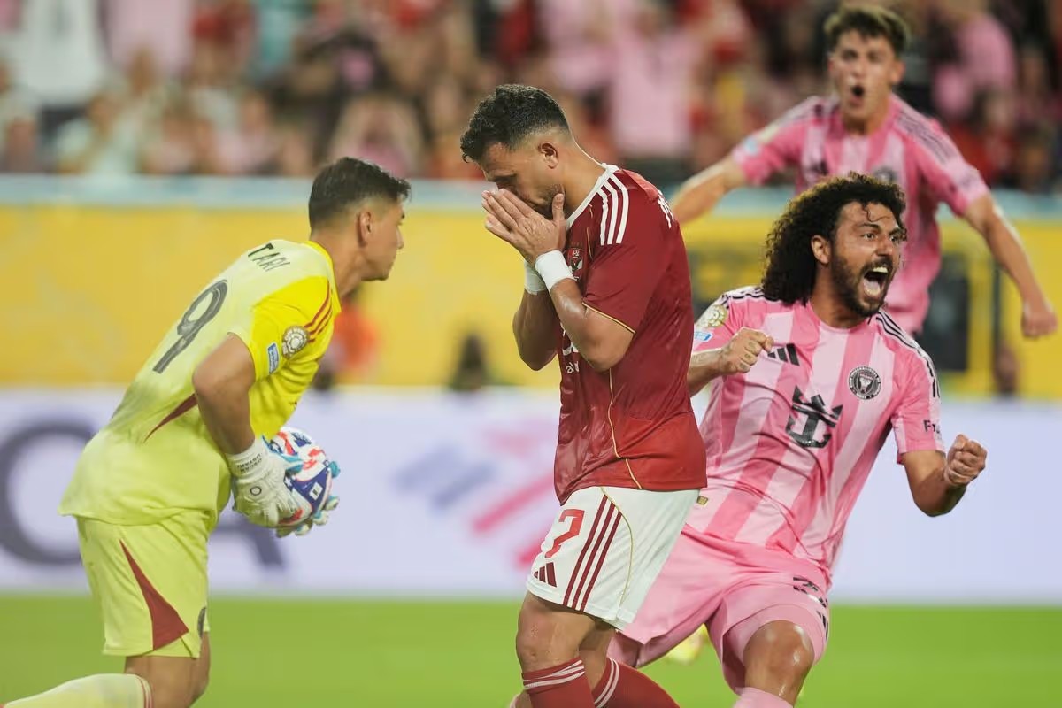 تريزيغيه متحسراً بعد إهداره ركلة جزاء ضد انتر ميامي الأميركي (وكالات)