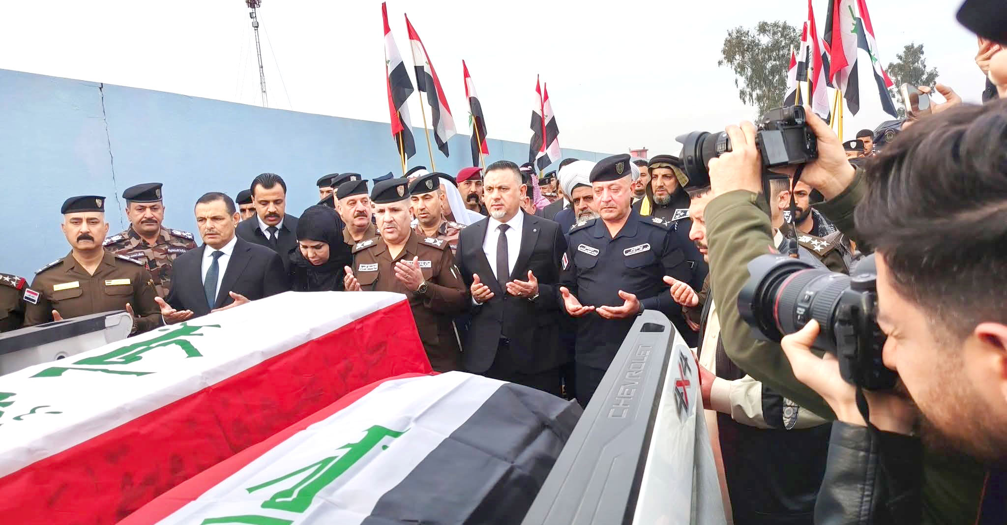 تشييع لعناصر تابعين لوزارة الداخلية العراقية بنينوى في العراق سقطوا جراء الهجمات الجوية على مقار الحشد الشعبي (وسائل إعلام عراقية)