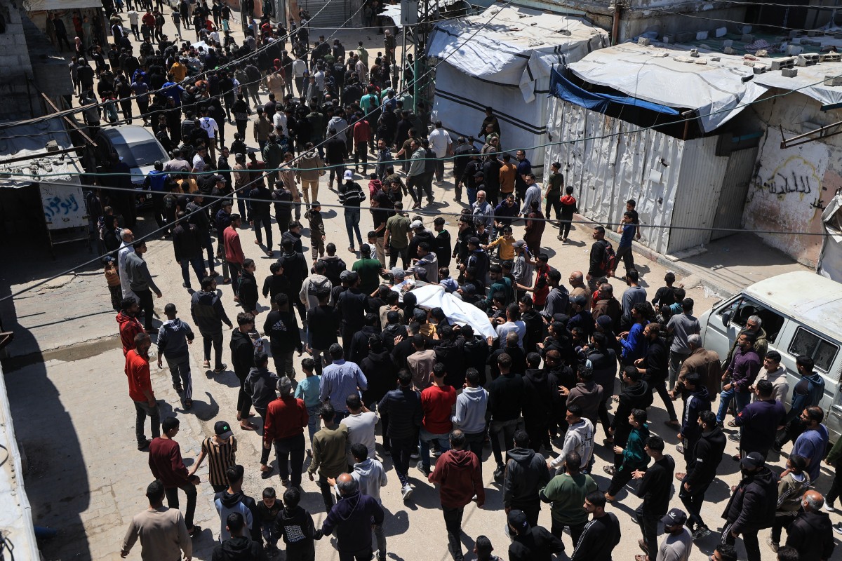 تشييع لفلسطيني قُتل ليلاً في غارة إسرائيلية في مخيم البريج وسط قطاع غزة في 20 نيسان/أبريل 2026 (أ ف ب)