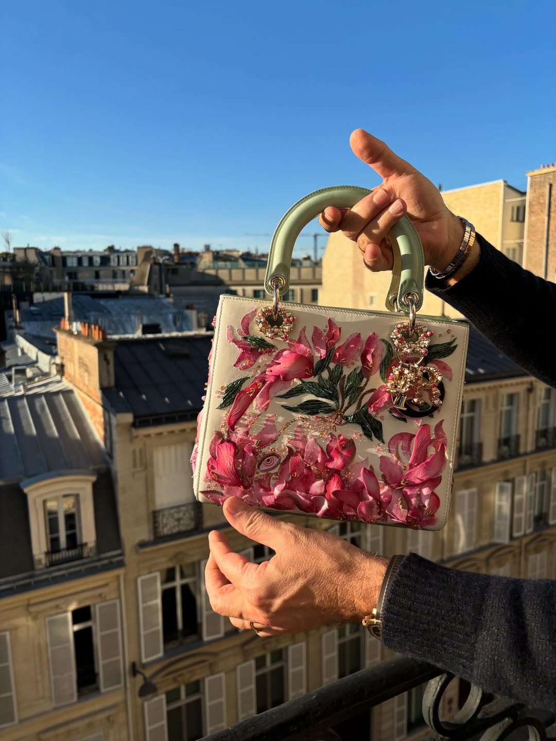 تصميم الفنانة الكويتية اليمامة راشد من تعاونها مع دار ديور العالمية (إنستغرام).