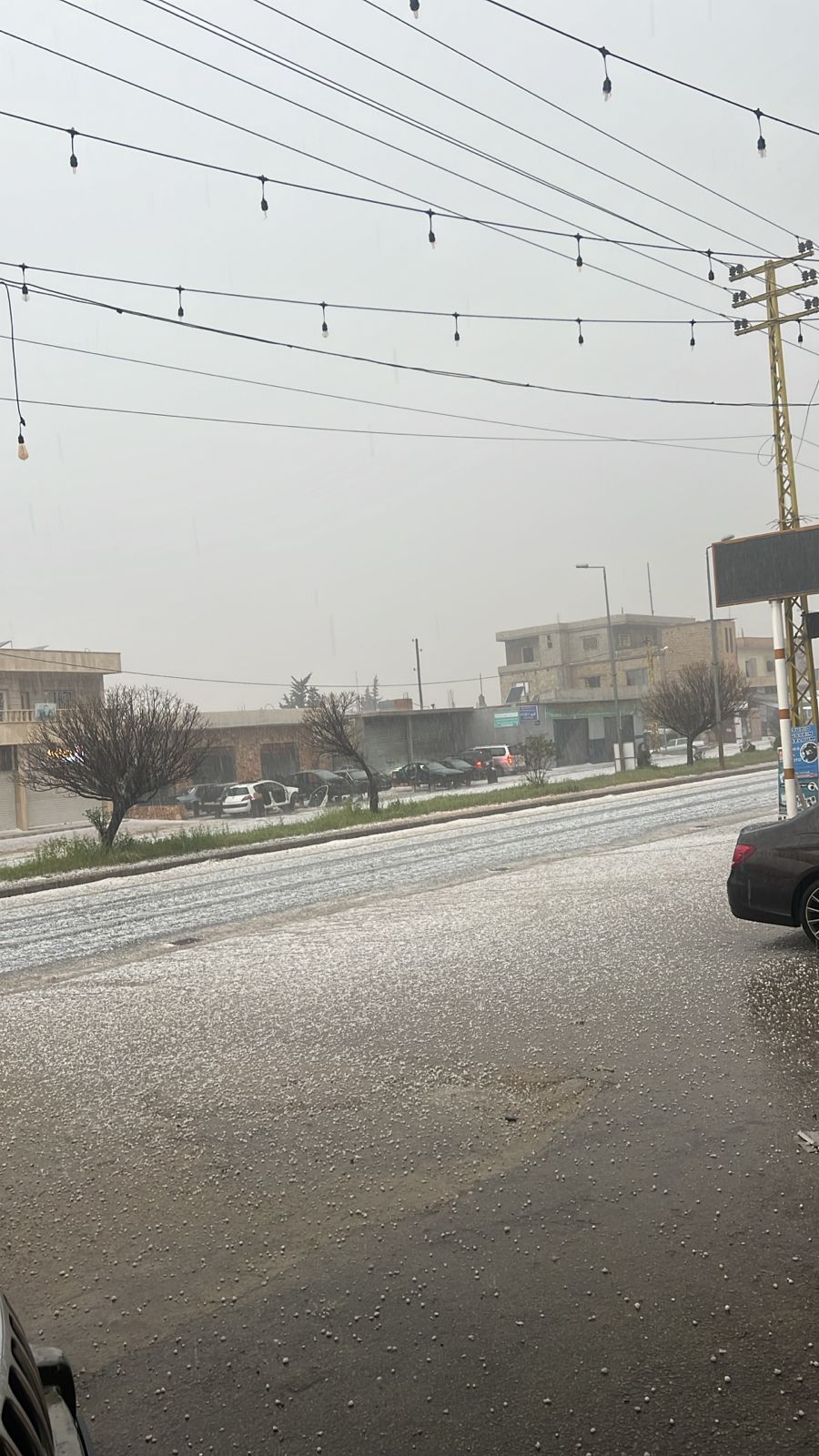 هطول مطر صلب على شكل كرات جليدية (البَرَد) تتكون داخل السحب الرعدية الشديدة فوق مناطق بعلبك (صورة متداولة)