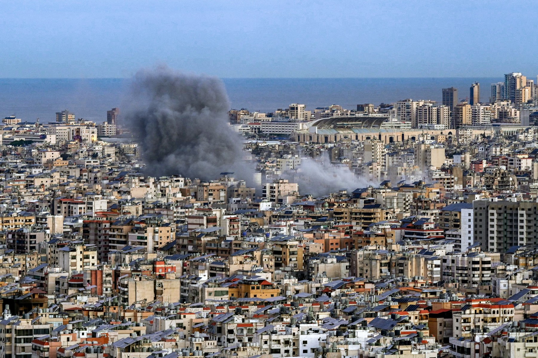 تتصاعد أعمدة الدخان من موقع غارة جوية إسرائيلية على الضواحي الجنوبية لبيروت في 9 آذار/مارس 2026 (أ ف ب)