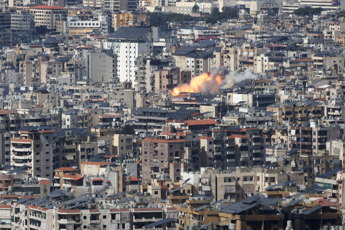 تتصاعد أعمدة الدخان من موقع غارة جوية إسرائيلية في الضواحي الجنوبية للعاصمة اللبنانية بيروت في 9 آذار/مارس 2026 (أ ف ب)