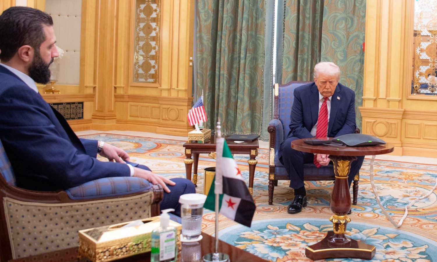 لقاء سابق بين أحمد الشرع ودونالد ترامب (أرشيفية).