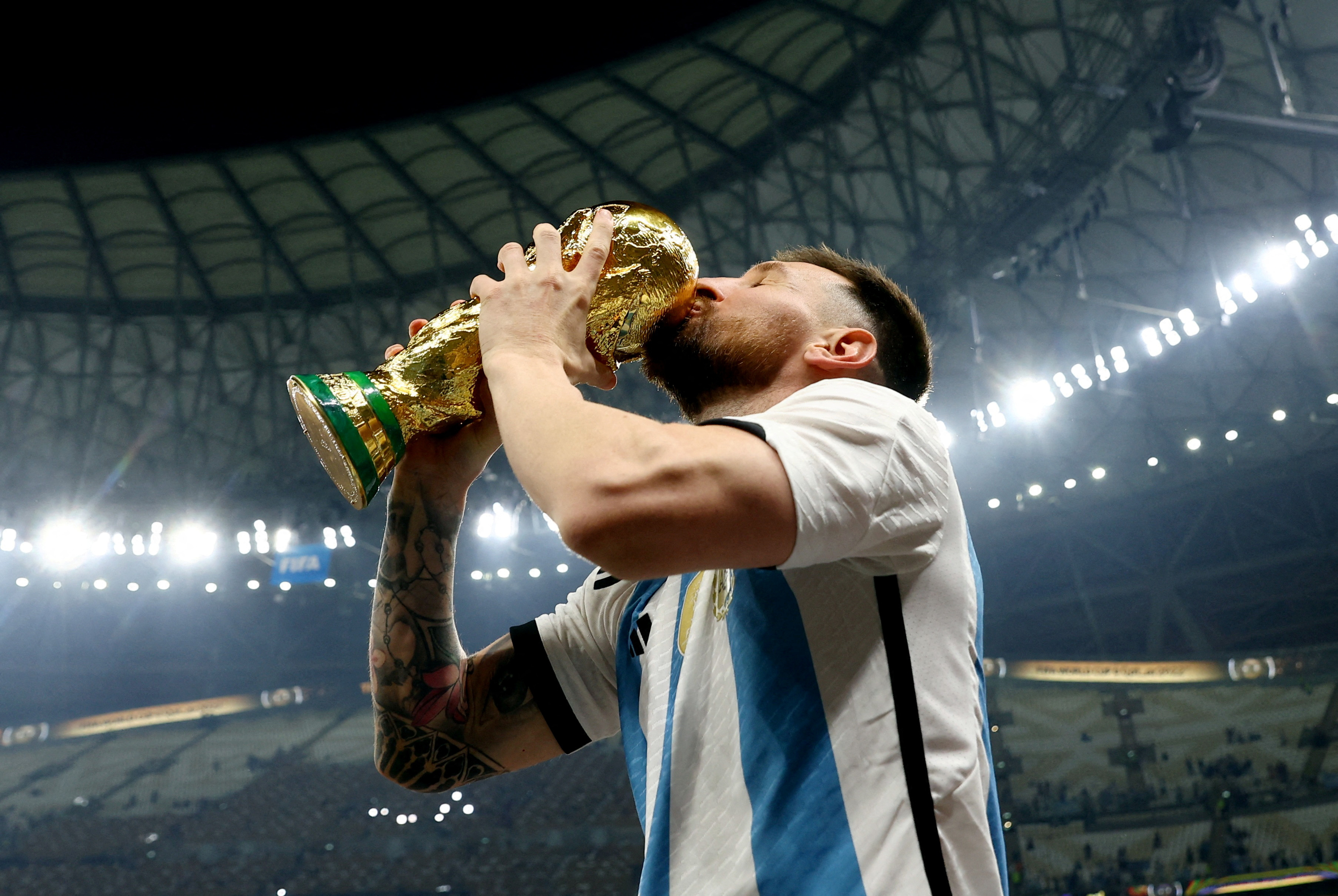 ميسي مع كأس العالم 2022. (أ ف ب)