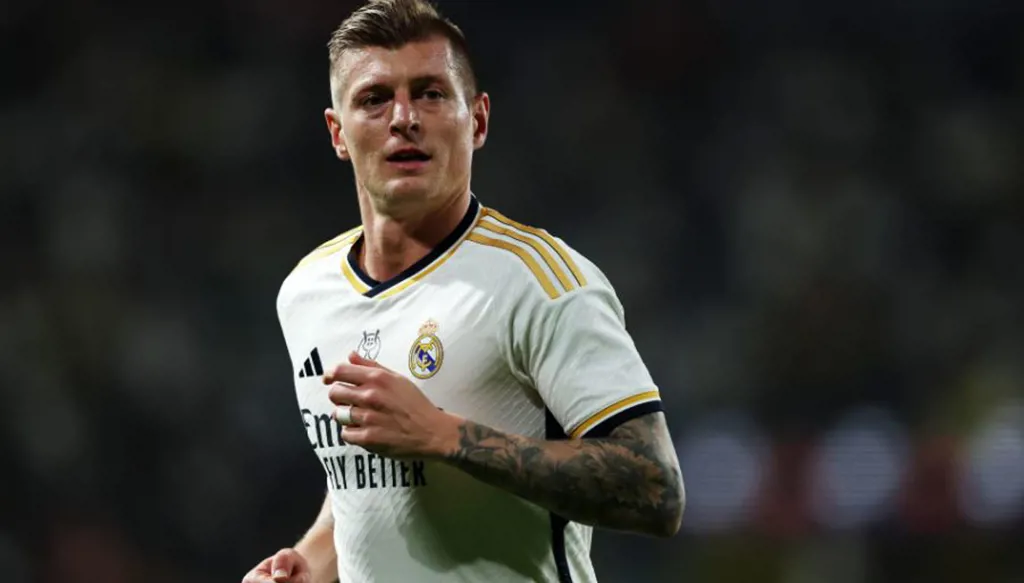 توني كروس يصنف لاعب برشلونة بالأفضل في العالم