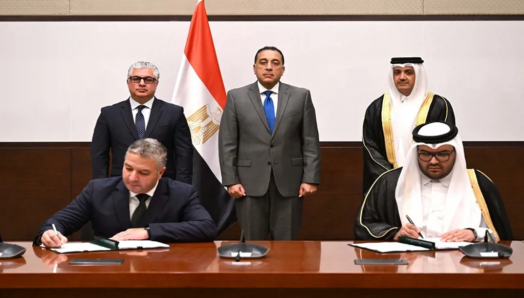 من الاستثمار إلى الاستدامة: قناة السويس تستقبل أول مشروع صناعي قطري