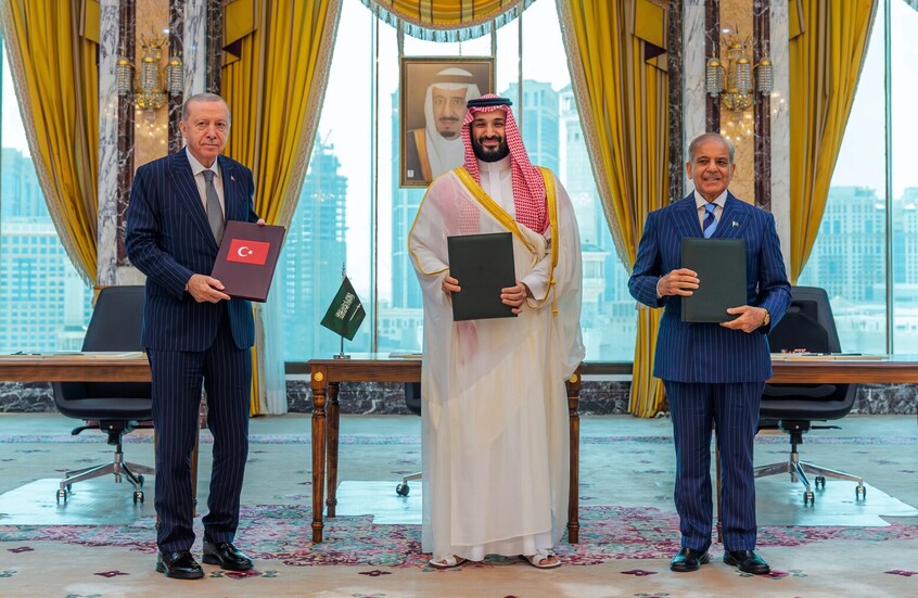 توقيع اتفاق مكة بين السعودية وتركيا وباكستان (أسوشيتد برس)