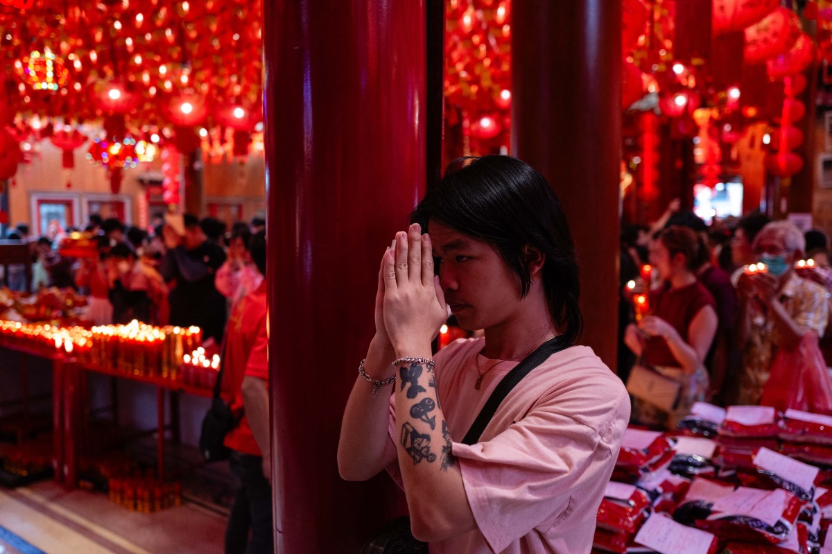 يصلّي أشخاص في معبد وات مانغكون كامالاوات في حيّ الحيّ الصيني في بانكوك، في اليوم الأول من السنة القمرية الجديدة في 17 شباط/فبراير 2026 (أ.ف.ب)