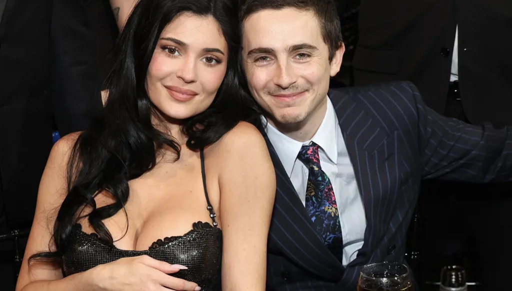 تيموثي شالاميه يعلن حبه لكايلي جينر ويتبادلان القبل (فيديو)