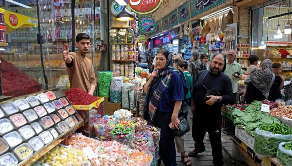 العقوبات تضيّق الخناق على الإيرانيين... كيف تواجه طهران أزمة المعيشة؟