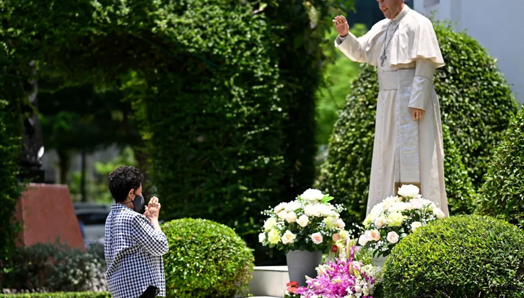 امرأة تصلي بجانب تمثال للبابا فرانسيس في مستشفى في بانكوك (أ ف ‏ب)‏