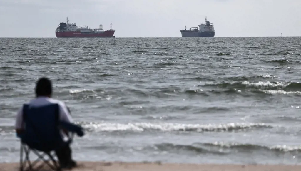 Strait of Hormuz under fire: Iranian attacks target tankers and cargo ships