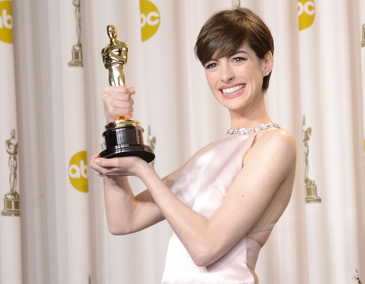 آن هاثاواي تستلم جائزة اوسكار (إنترنت)