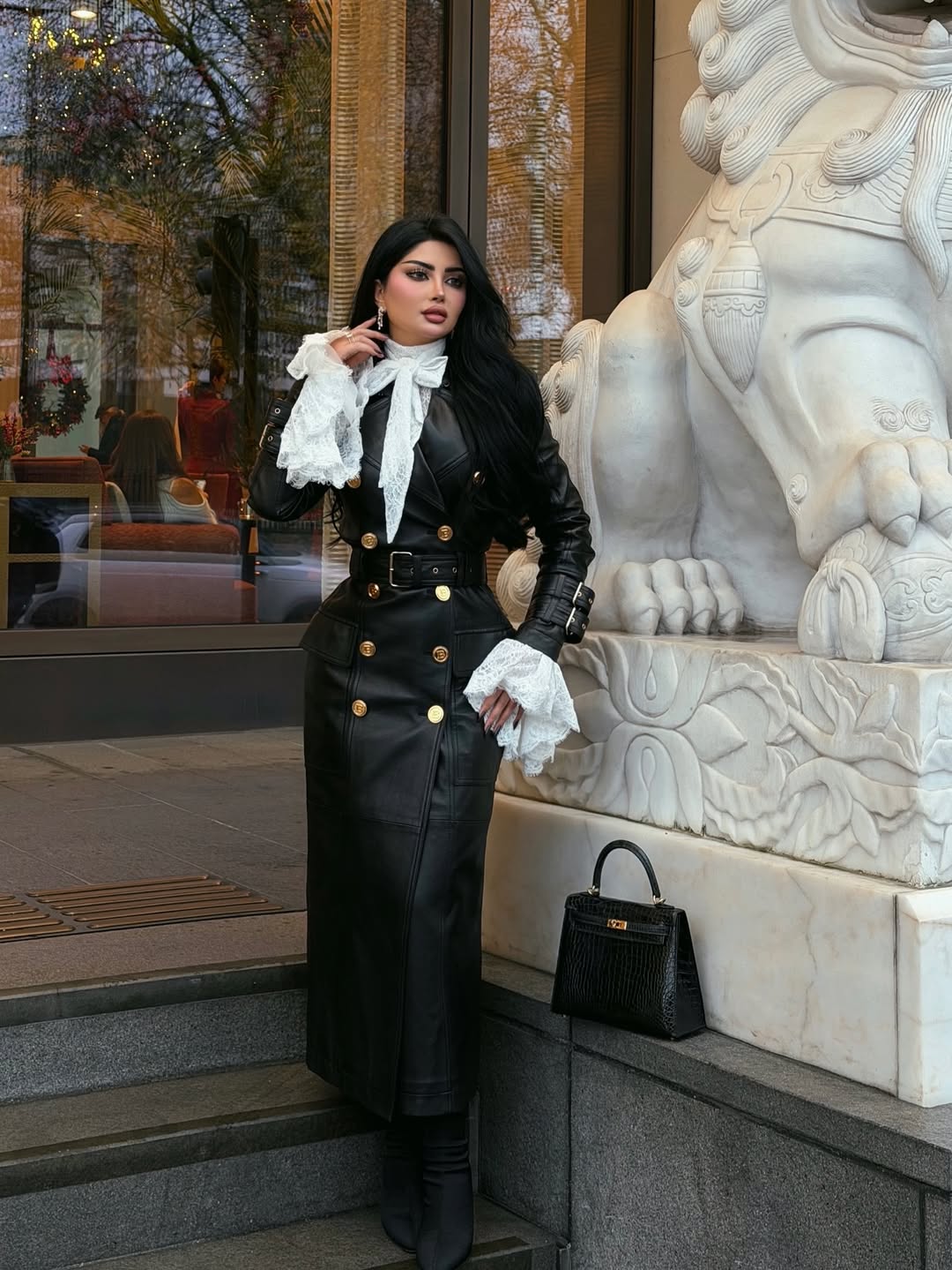 ملكة كابلي تتألّق بالمعطف الجلد (انستغرام)