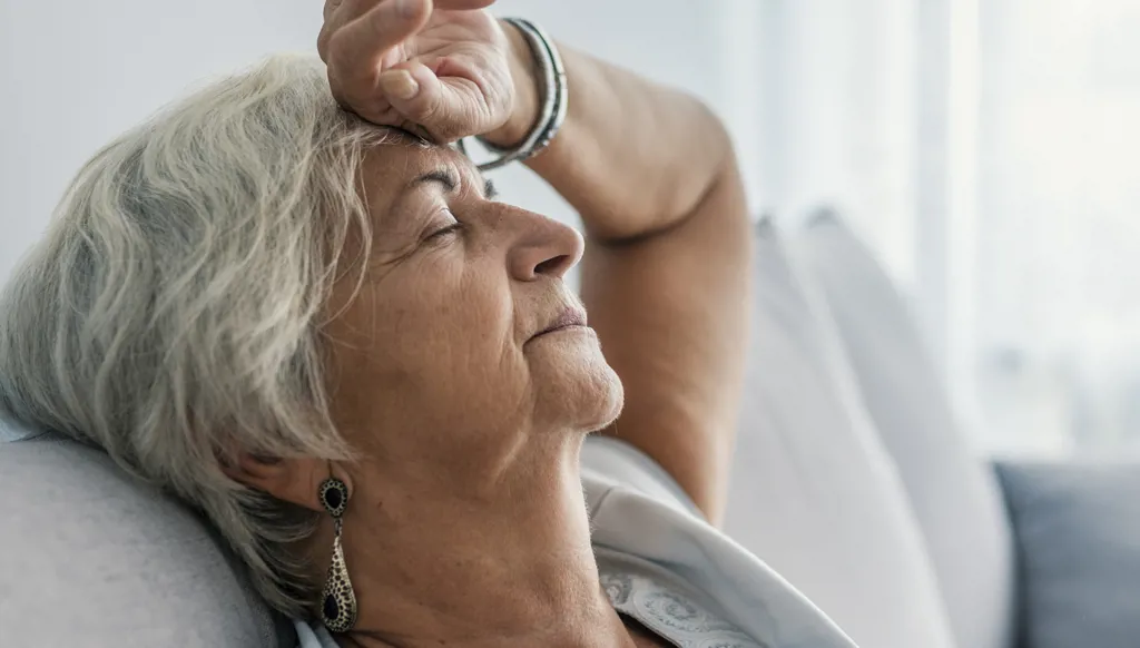 كيف يمكن مساعدة المسنّ على الخروج من عزلته ومكانه الآمن برفق؟