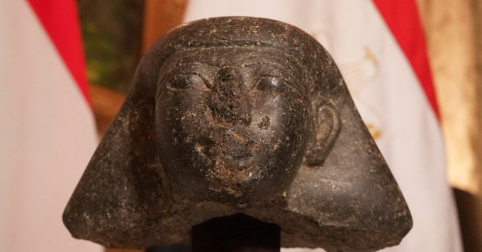 صورة للقطعة الأثرية (إكس).