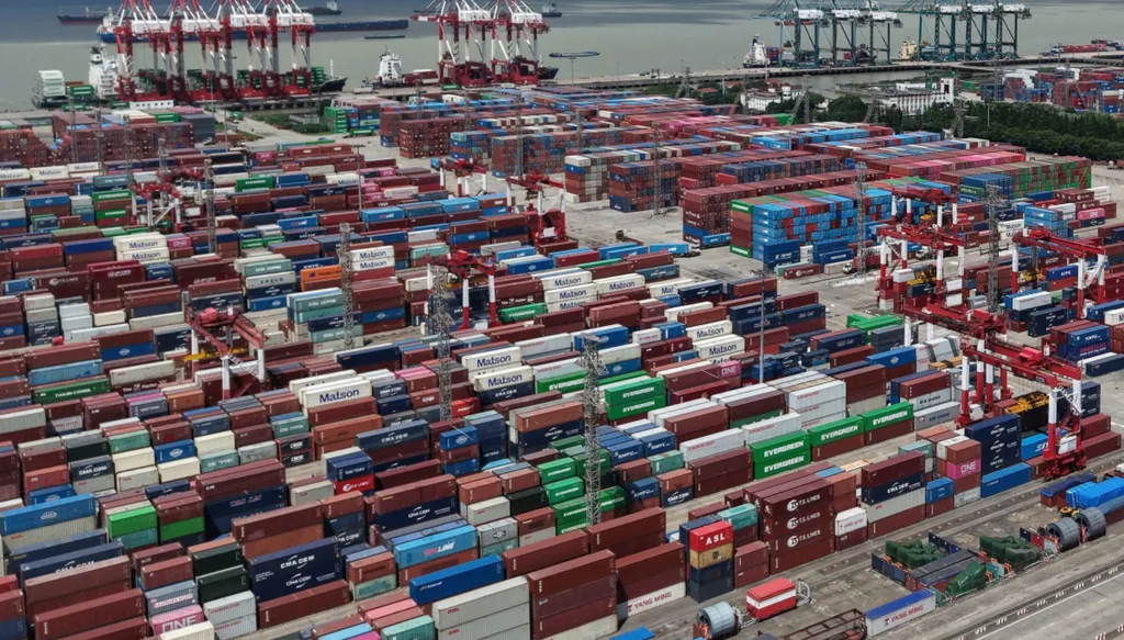 الصين تسجّل أول تراجع في صادراتها منذ شباط