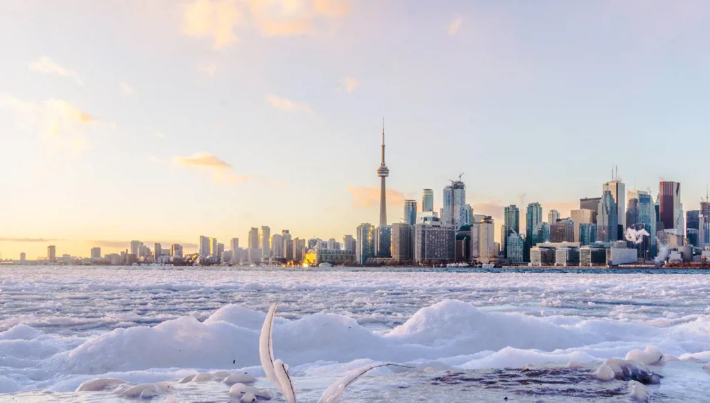 عاصفة جليدية شرق كندا تتسبب بانقطاع الكهرباء عن مئات الألوف