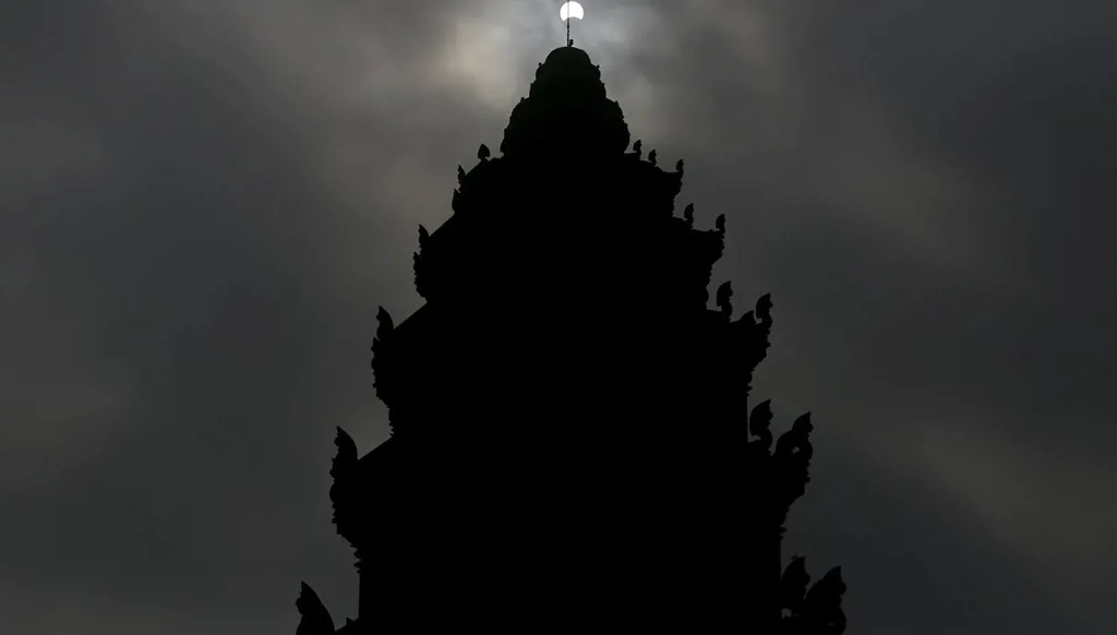 قرد يتسبّب في انقطاع الكهرباء