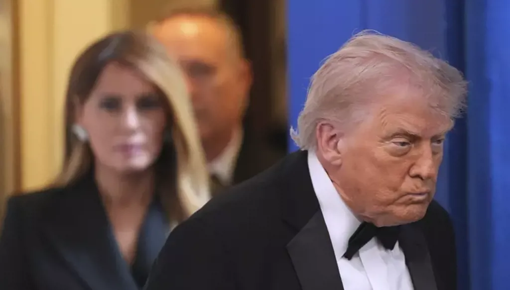 البيت الأبيض يتهم الديمقراطيين بالتحريض عقب إطلاق النار في عشاء المراسلين