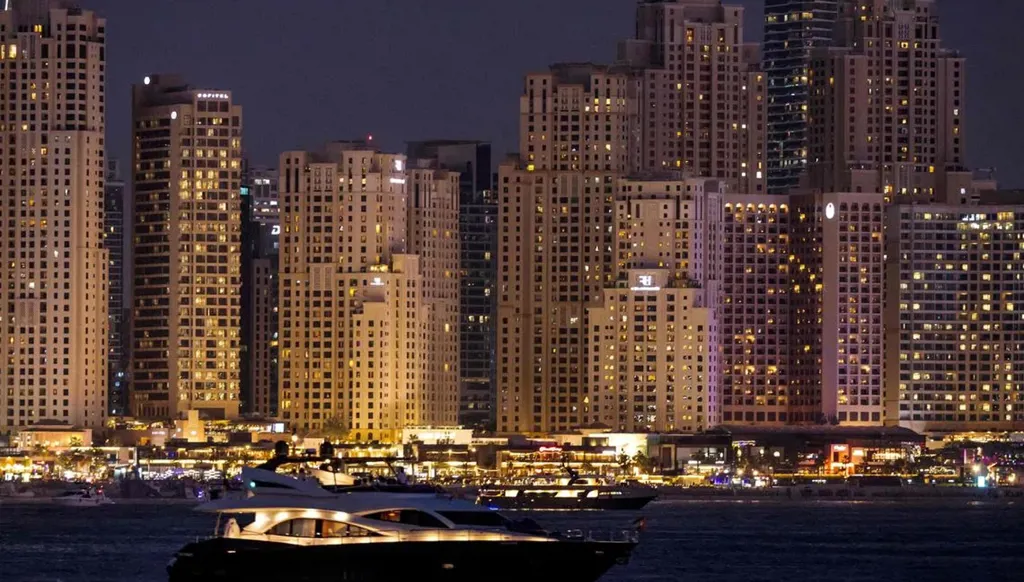 الإمارات تطلق حوافز اقتصادية جديدة مع توسّع قويّ في الاقتصاد غير النفطي