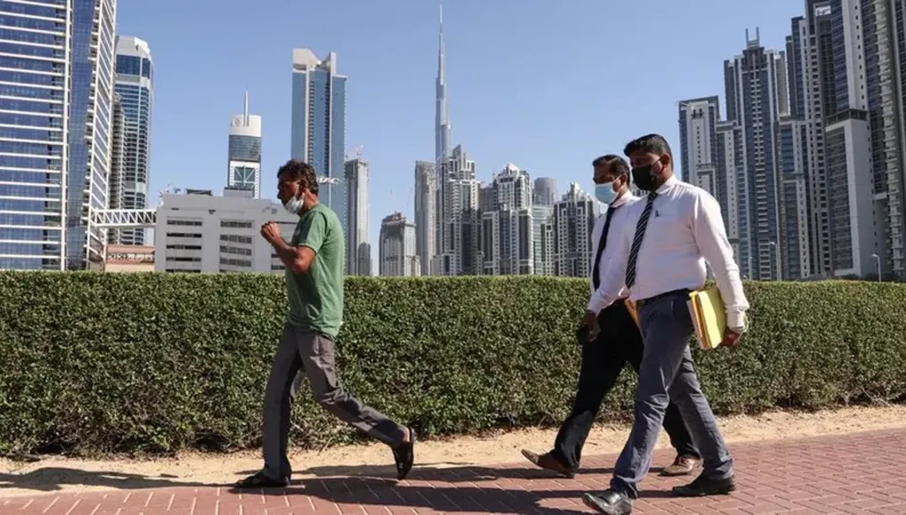 الإمارات تُلزم القطاع الخاص بصرف الرواتب في الأول من كل شهر أو المخالفة