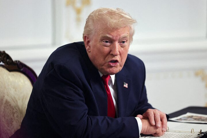 الرئيس الأميركي دونالد ترامب يتحدث مع مندوبي وسائل الإعلام في بالم بيتش بولاية فلوريدا . (رويترز)