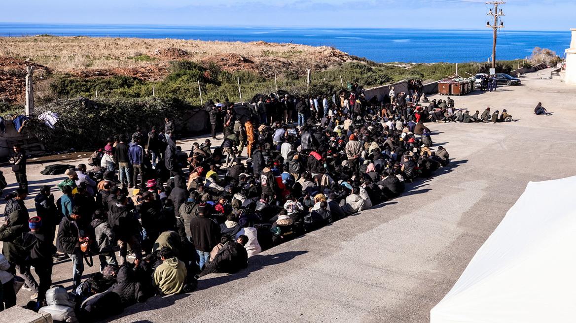 مهاجرون ينتظرون نقلهم في ميناء أغيا غاليني في جزيرة كريت، في 19 كانون الأول/ديسمبر 2025، بعدما أنقذ خفر السواحل اليوناني نحو 540 مهاجراً قبالة جزيرة غافدوس. (أ ف ب).