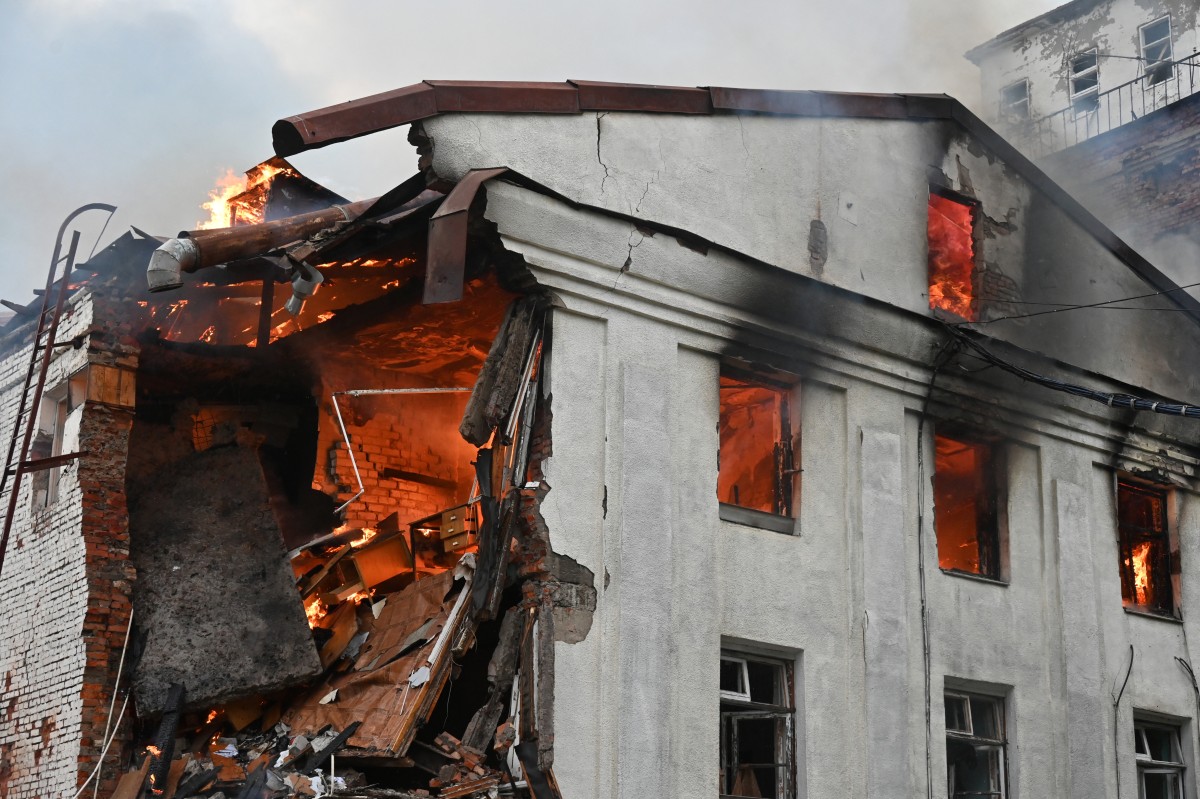 النيران تندلع بمبنى تعرّض للقصف في خاركيف (أ ف ب)