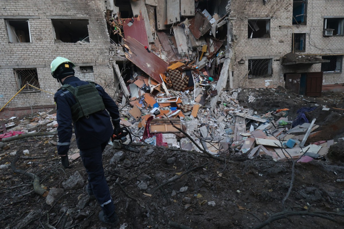 عامل إنقاذ يمشي بين الأنقاض في موقع متضرر جراء غارة جوية ‏في زابوروجيا (أ ف ب)‏