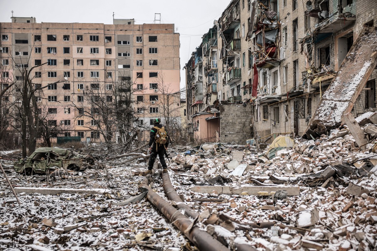 جندي أوكراني يسير بين أنقاض أبنية مدمرة في دونيتسك (أ ‏ف ب)‏