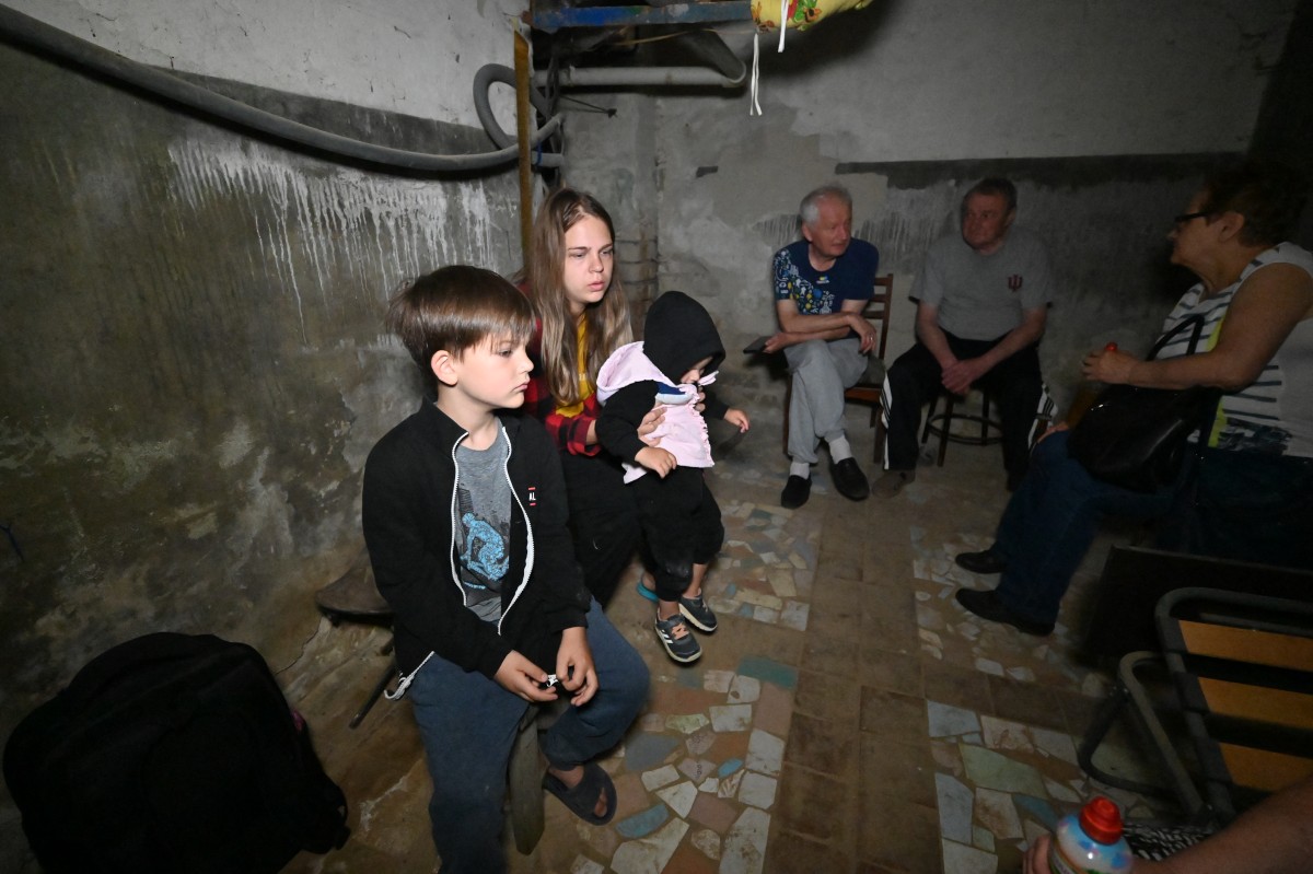 أوكران يحتمون من غارة روسية في خاركوف (أ ف ب)