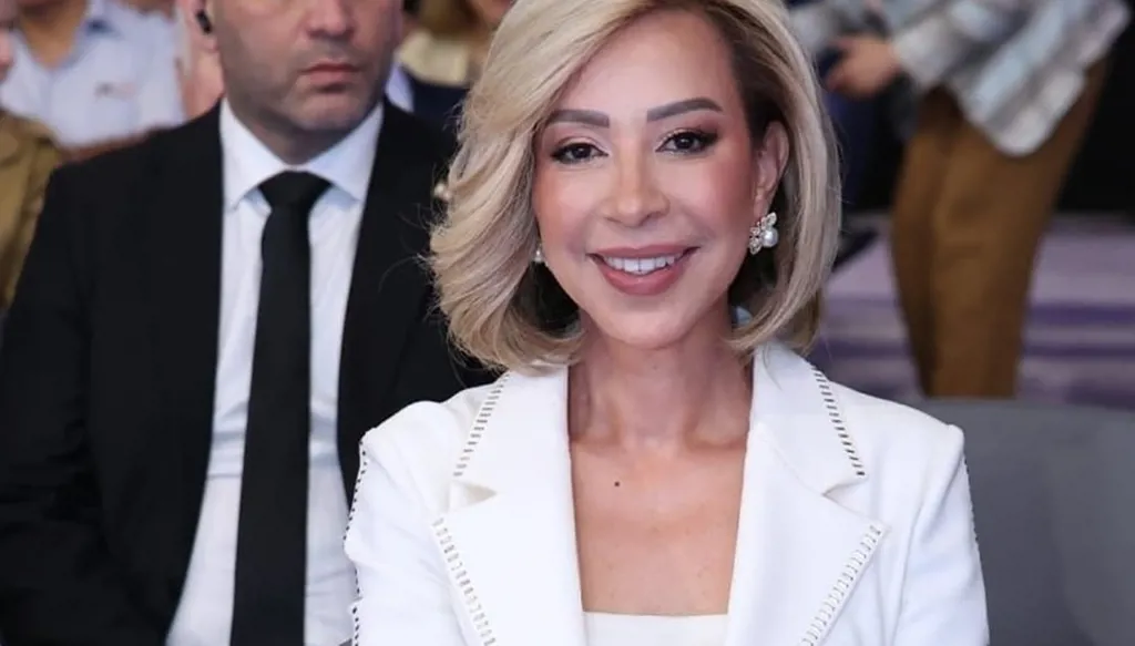أناقة السيدة الأولى بتوقيع إيلي صعب... وجمبسوت أبيض في أجدد إطلالاتها (صور)
