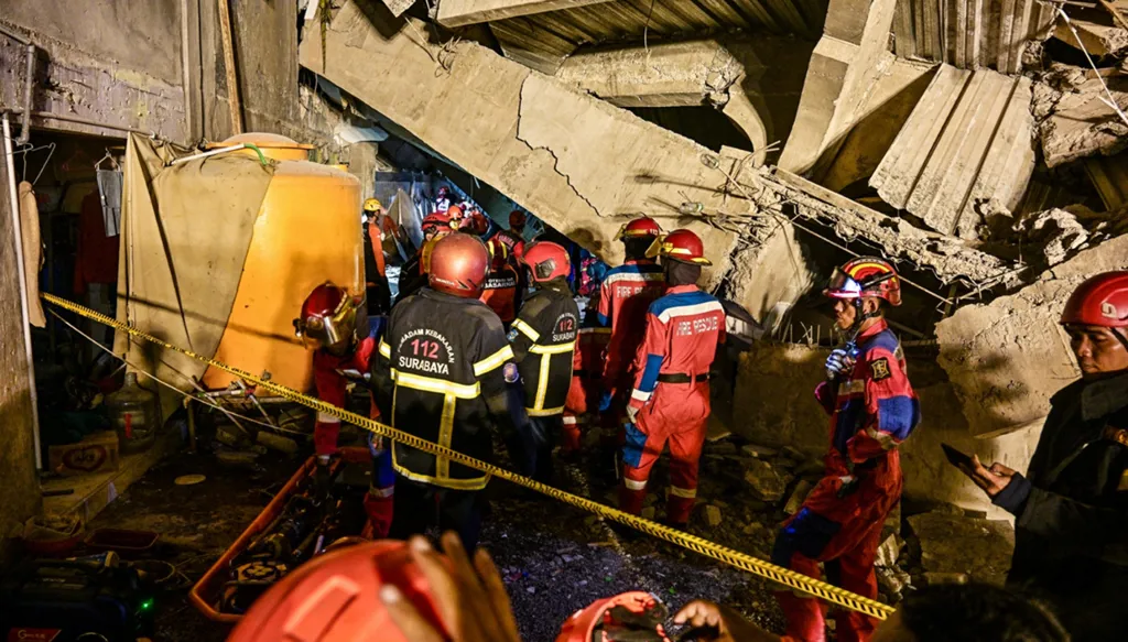 إندونيسيا… 59 شخصاً لا يزالون عالقين تحت الأنقاض (صور)