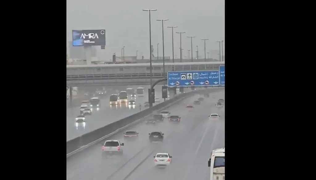 بالفيديو- أمطار غزيرة في الإمارات صباحاً