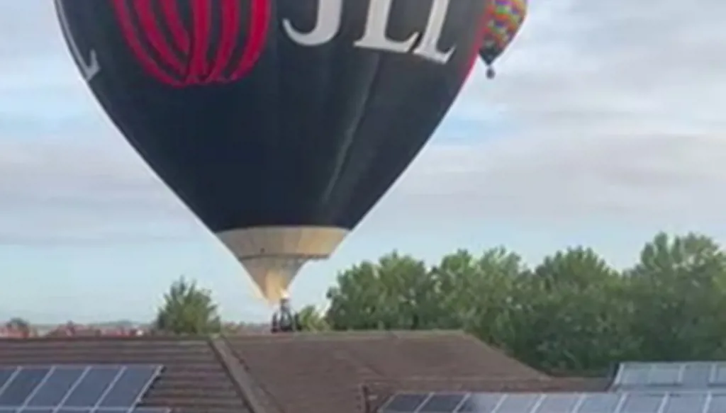 ذعر في سماء بريستول... منطاد يرتطم بمدرسة (فيديو)