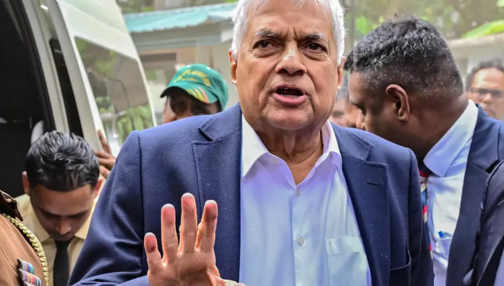 نقل رئيس سريلانكا السابق إلى المستشفى غداة اعتقاله