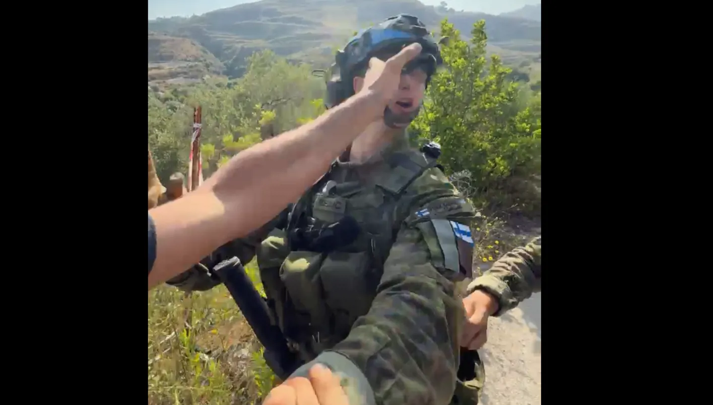 عراك بين أهالي دير قانون النهر ودورية اليونيفيل (لقطة من فيديو متداول عبر مواقع التواصل).).