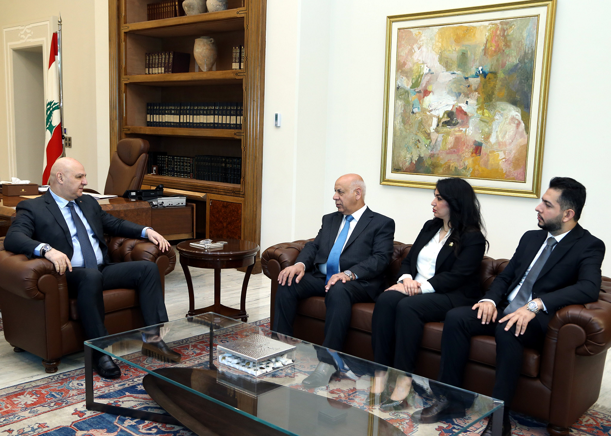 الرئيس عون يلتقي الوفد العراقي.