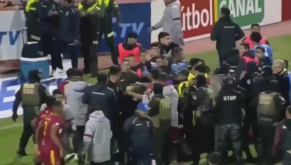 بالفيديو: ملعب كرة قدم يتحوّل إلى حلبة مصارعة... والنتيجة كارثية!