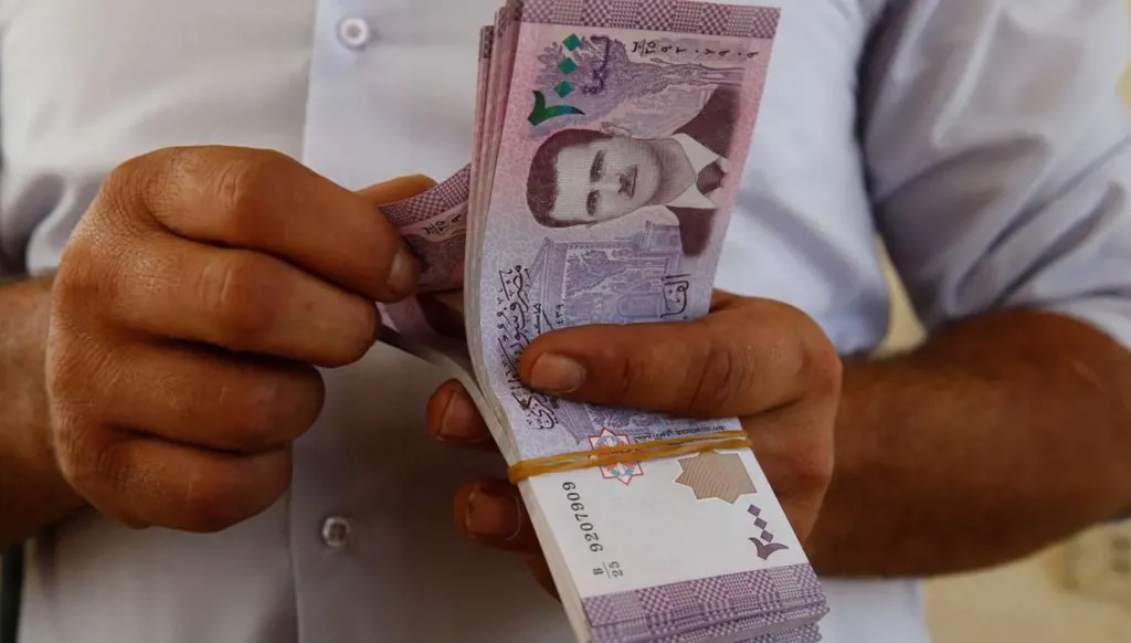 الليرة السورية ترتفع بعد الإطاحة بالأسد... كم بلغت اليوم؟