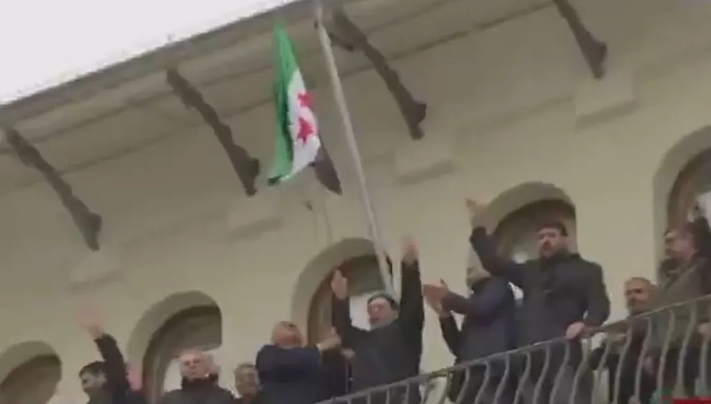 بالفيديو- رفع علم المعارضة على مبنى السفارة السورية في موسكو