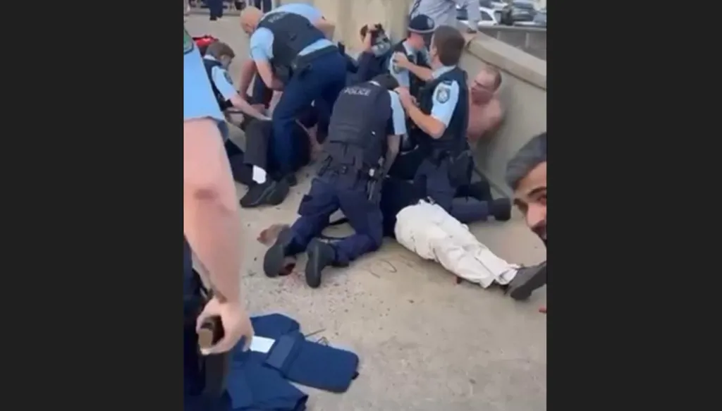 بالفيديو- قتلى وجرحى بإطلاق نار خلال احتفال يهودي على شاطئ بوندي في سيدني... ألبانيزي: "هجوم مروّع"