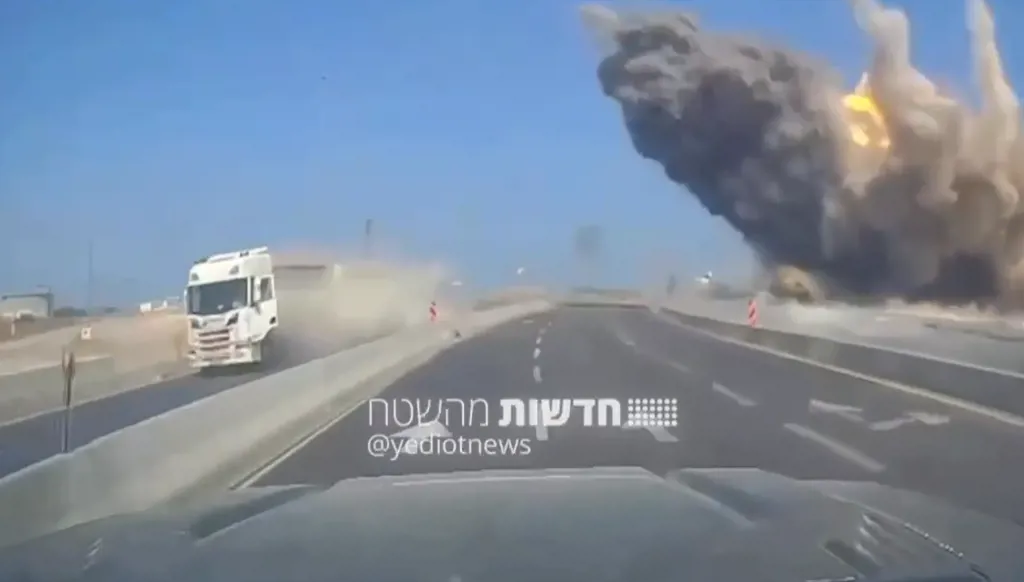 بالفيديو- موجات متتالية من الصواريخ... هجوم إيراني على منشأة استراتيجية للكهرباء في أسدود جنوبي إسرائيل