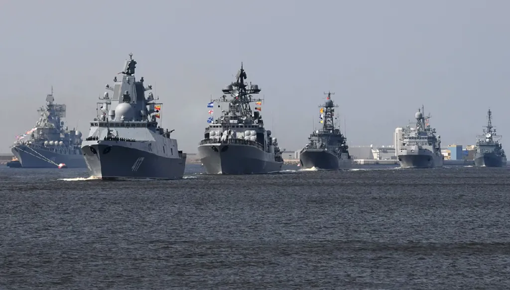 البحرية الروسية تتدرب على الدفاع ضد "مخربين تحت الماء"