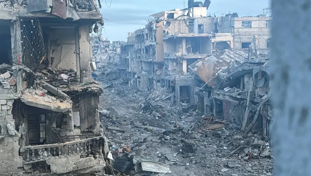 منازل فلسطينية تعرَّضت لأضرار بالغة جراء غارات إسرائيلية شمالي قطاع غزة (أرشيف/رويترز)