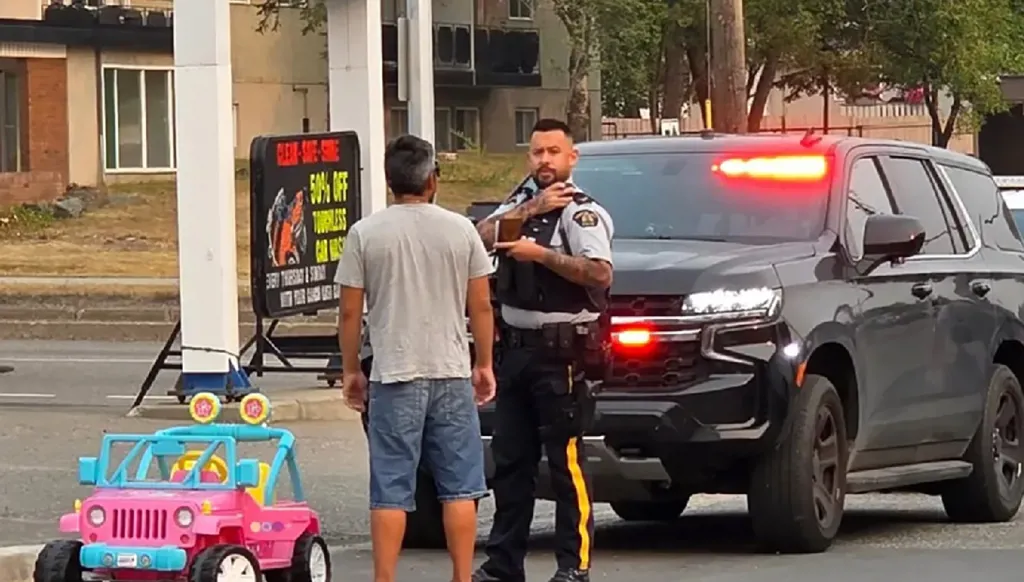 بالفيديو... رجل يقتحم الشوارع بسيارة "باربي" للأطفال!