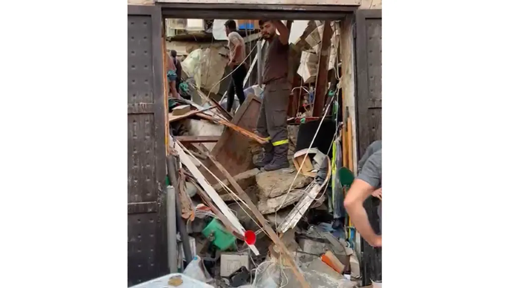 انهيار سقف محل قيد الترميم في السوق القديم بجونية (فيديو)